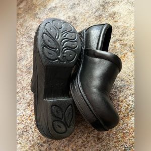 B.o.c Black clogs size 8, excellent condition